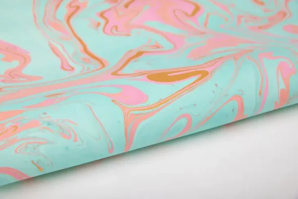 Papel de regalo marmolado azul y rosa