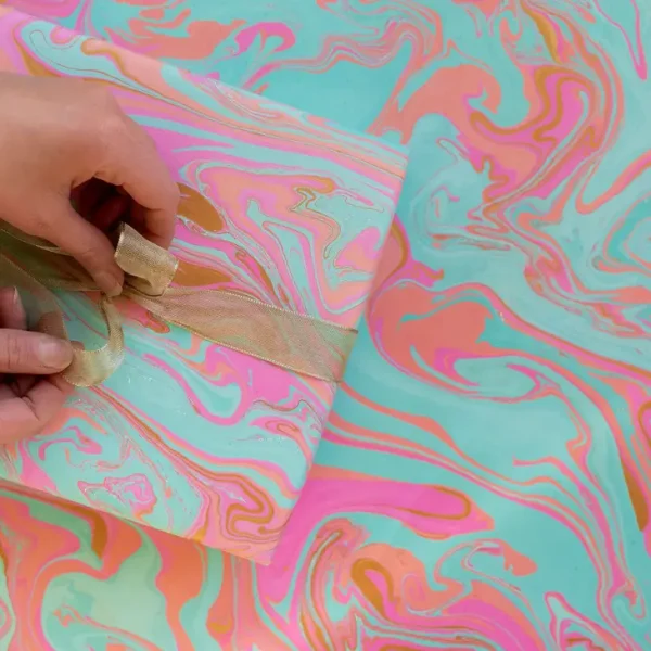 Papel de regalo marmolado azul y rosa - Imagen 2