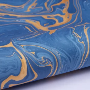 Papel de regalo marmolado azul y dorado