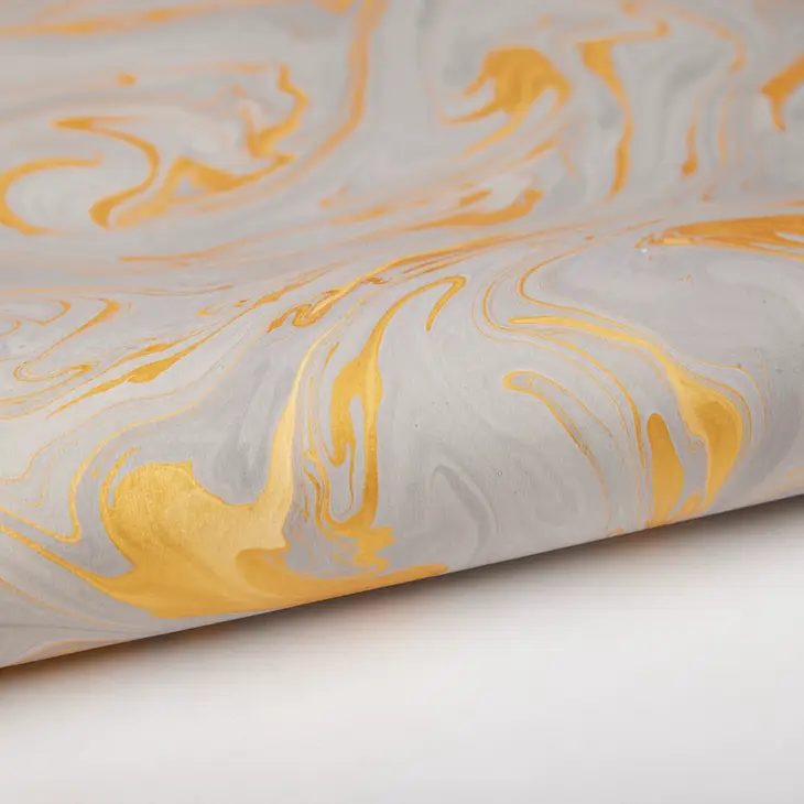 Papel de regalo marmolado gris ceniza y dorado