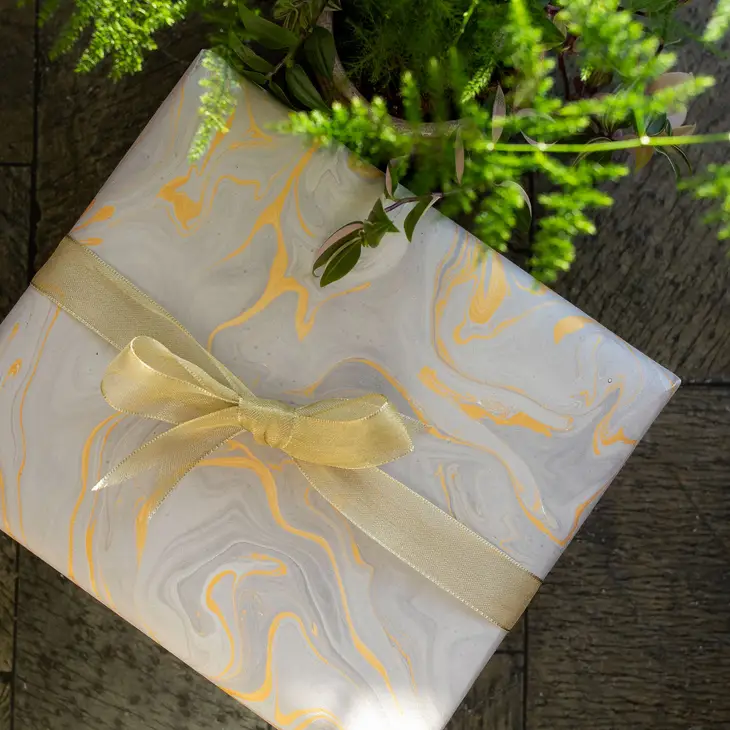 Papel de regalo marmolado gris ceniza y dorado - Imagen 3