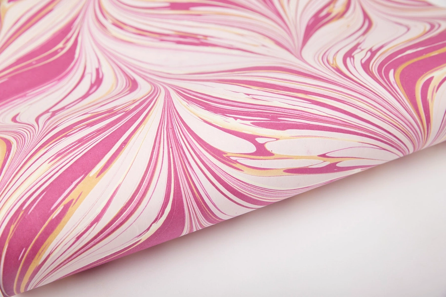 Papel de regalo marmolado frambuesa