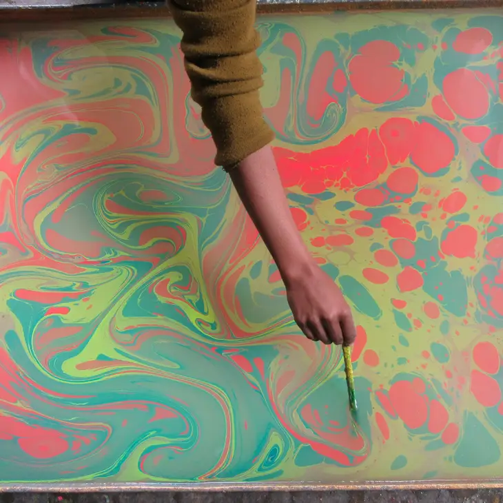 Papel de regalo marmolado ondas de neón - Imagen 3