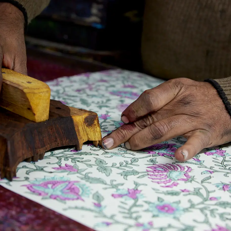 Papel de regalo grabado a mano flora morado - Imagen 3