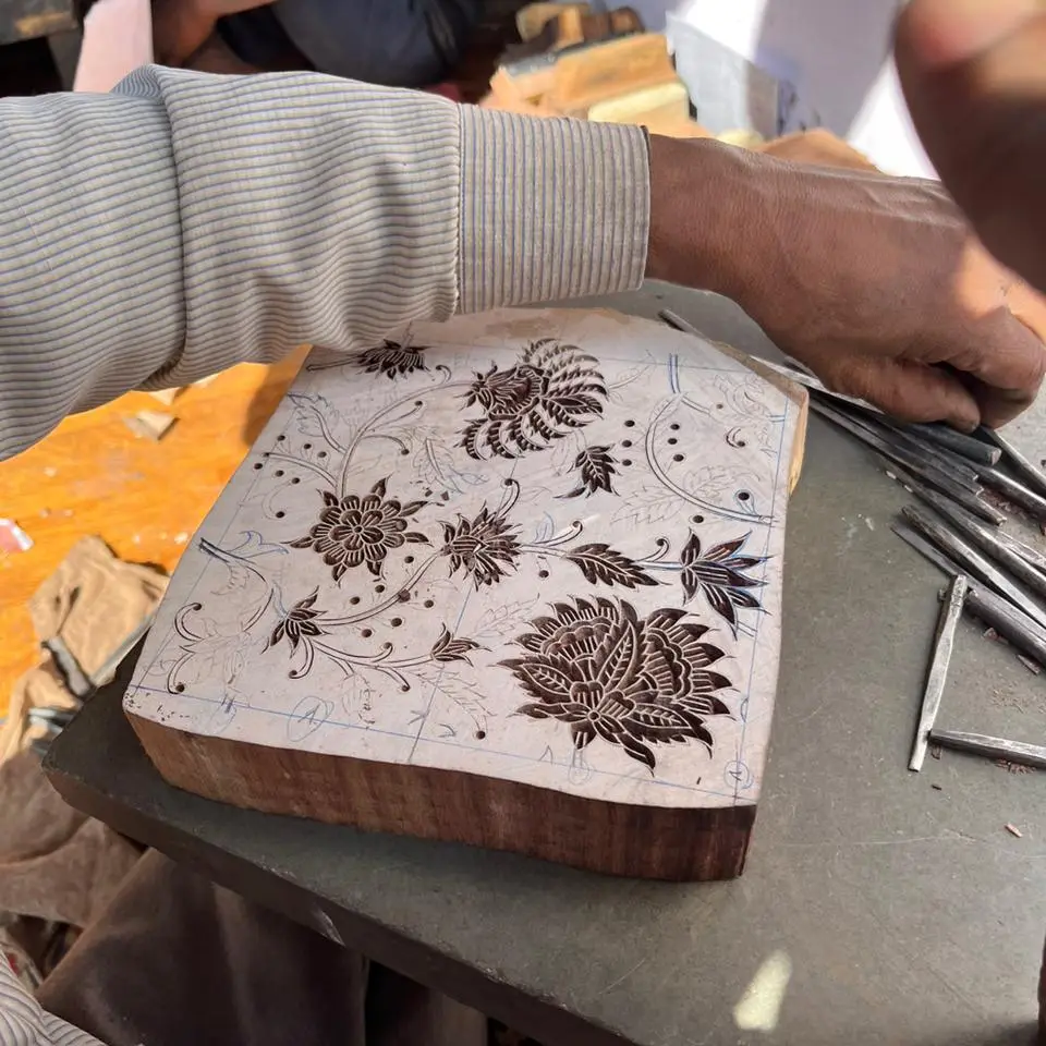 Papel de regalo grabado a mano flora azul y rosa - Imagen 3