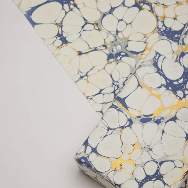 Papel de regalo marmolado burbujas azul - Imagen 2