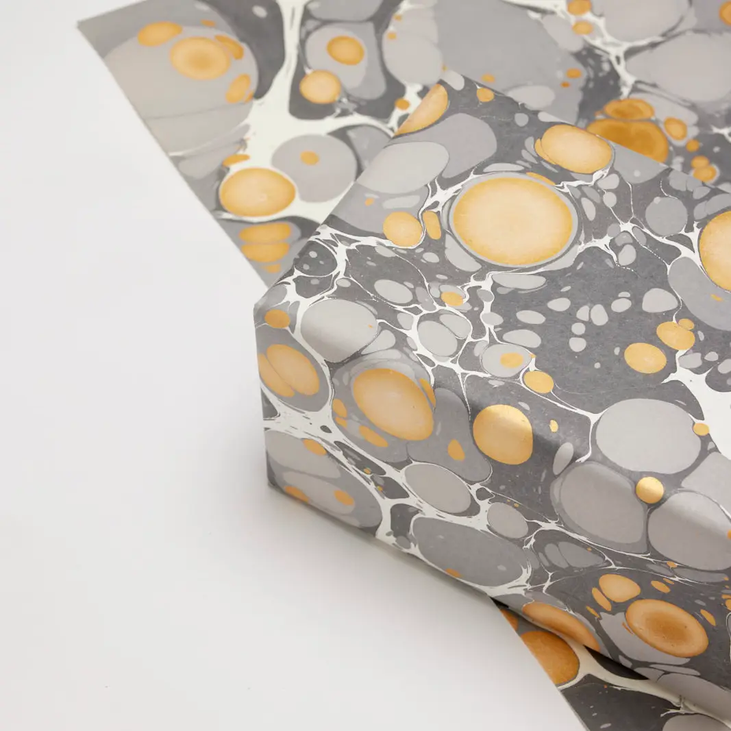 Papel de regalo marmolado burbujas grises - Imagen 2