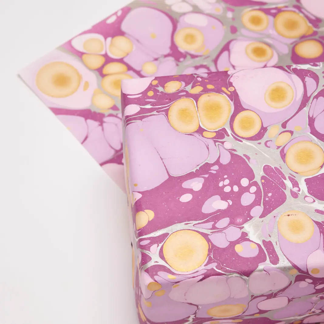 Papel de regalo marmolado burbujas morado - Imagen 2