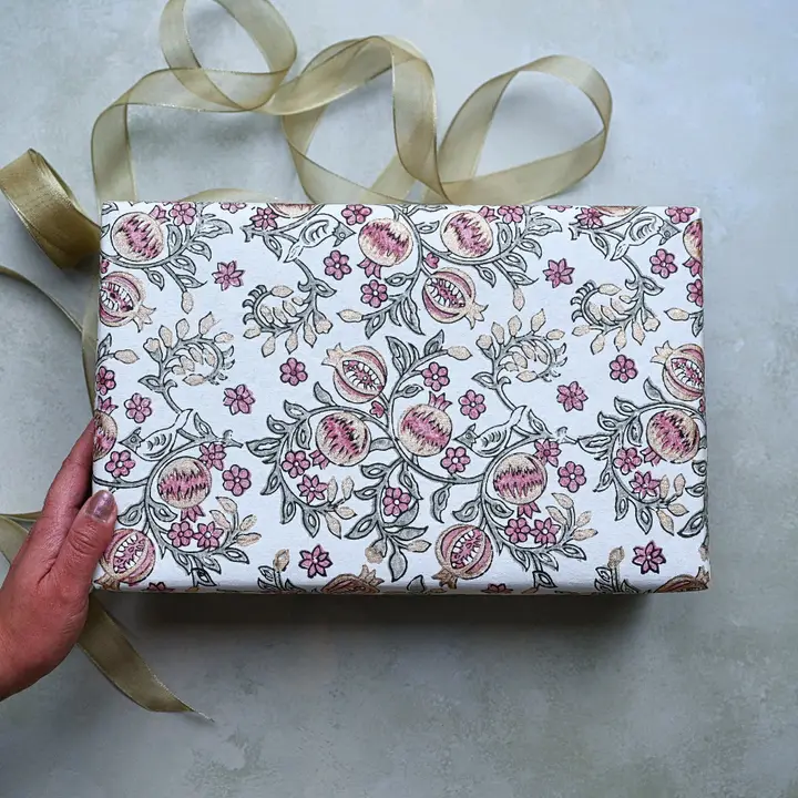 Papel de regalo grabado a mano granadas rosa jabón y papel