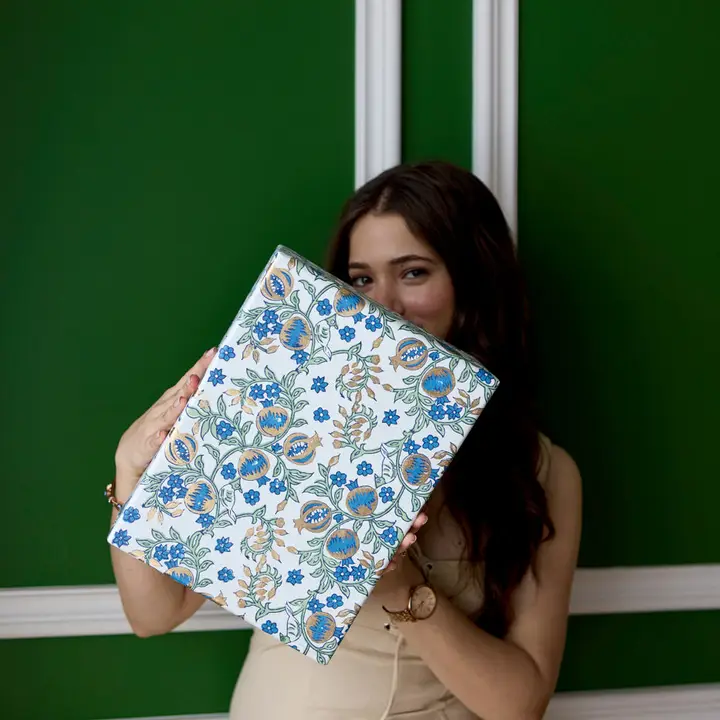 Papel de regalo grabado a mano granadas azul jabón y papel