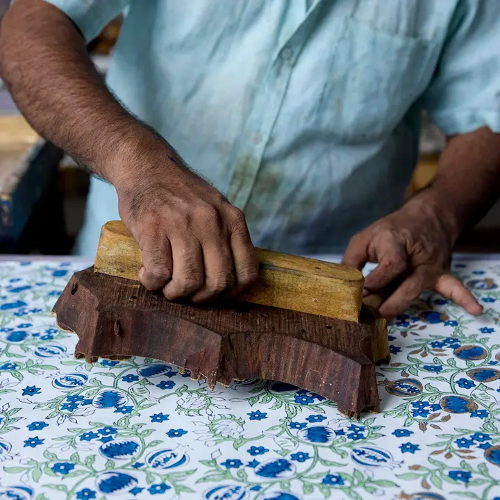 Papel de regalo grabado a mano granadas azul jabón y papel