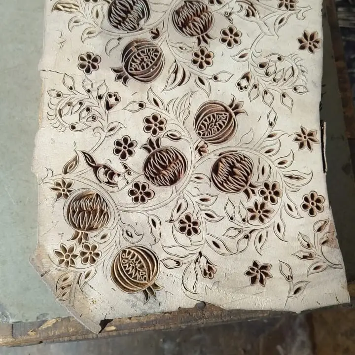 Papel de regalo grabado a mano granadas violeta - Imagen 3