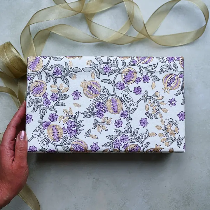 Papel de regalo grabado a mano granadas violeta jabón y papel