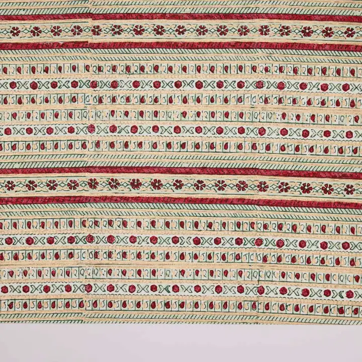 Papel de regalo artesanal grabado a mano con diseño de navidad rojo, verde y dorado de Jabón y Papel.