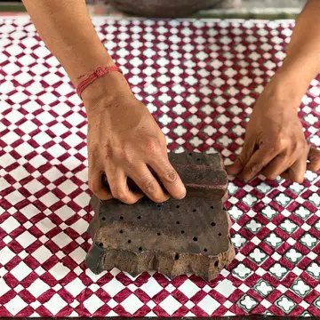 Papel de regalo artesanal grabado a mano con diseño de cuadros florales escarlata de Jabón y Papel.