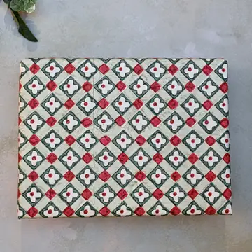 Papel de regalo artesanal grabado a mano con diseño de cuadros florales navidad de Jabón y Papel.