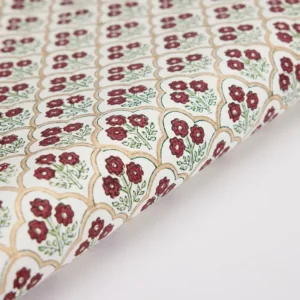 Papel de regalo artesanal grabado a mano con panel de flores rojas de Jabón y Papel.