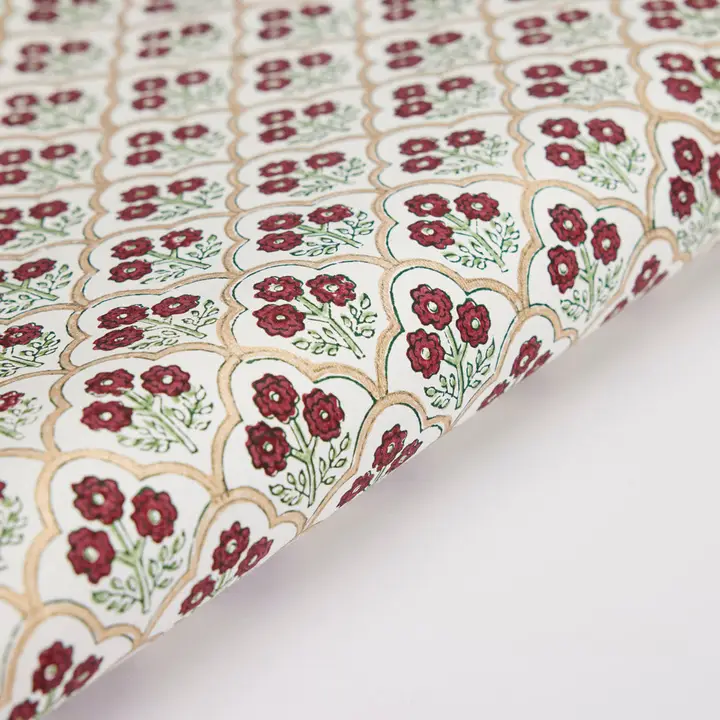 Papel de regalo artesanal grabado a mano con panel de flores rojas de Jabón y Papel.