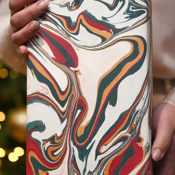 Papel de regalo marmolado festivo navidad - Imagen 3