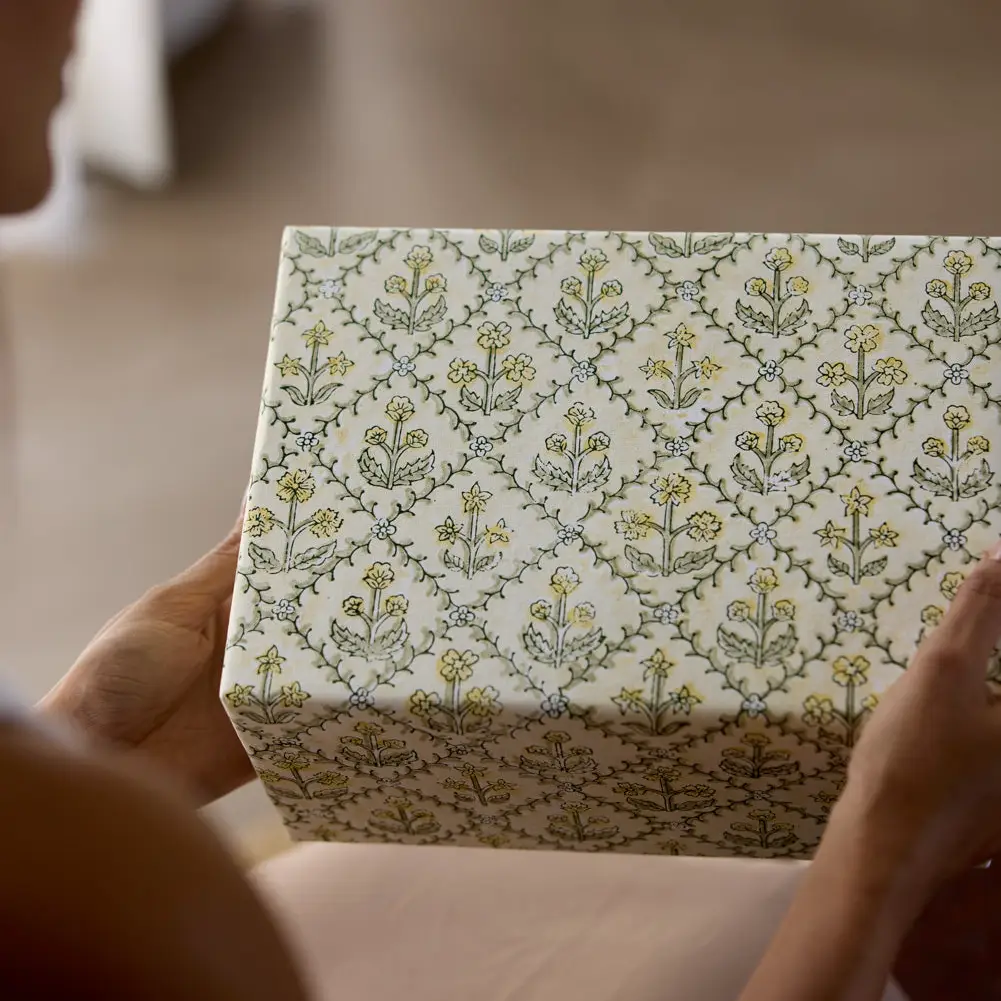 Papel de regalo grabado a mano bloque floral vainilla - Imagen 3